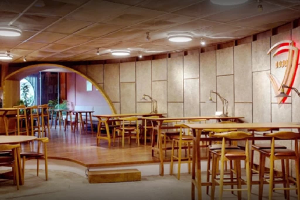 Tables and seating in a shared workplace cafe